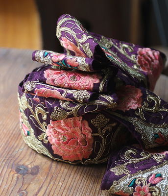 Dekorband - lila råsidenband med rosa rosor