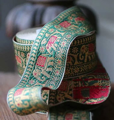 Dekorband med elefanter på rad - grön