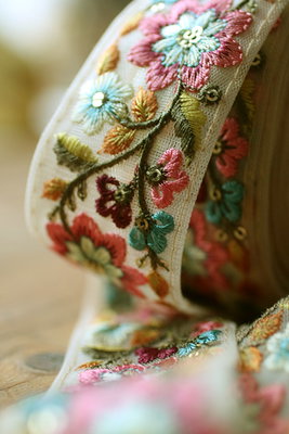 Dekorband - oblekt organza med blommor