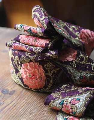 Dekorband - lila råsidenband med rosa rosor