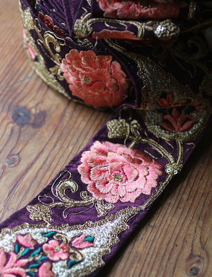 Dekorband - lila råsidenband med rosa rosor