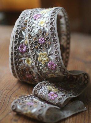 Dekorband - gråbeige organza med blommor