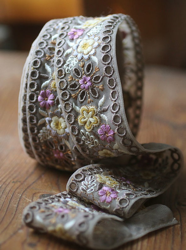 Dekorband - gråbeige organza med blommor