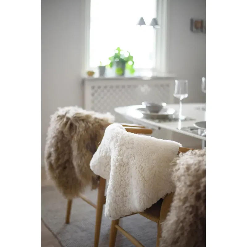 Korthårigt fårskinn Curly vit 60x95cm Korthårigt fårskinn Curly vit 60x95cm