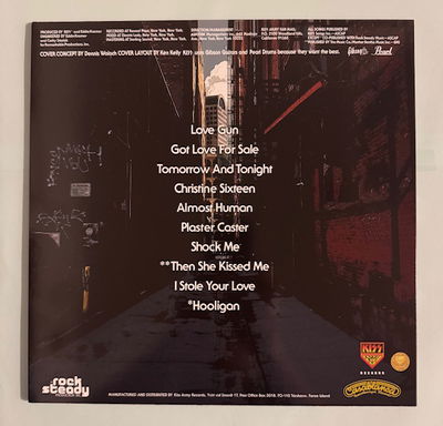 KISS LP Love Gun Röd vinyl Alternativomslag med pistol, poster och orderpapper