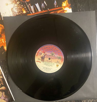 KISS LP Love Gun Svart vinyl Alternativomslag med pistol, poster och orderpapper