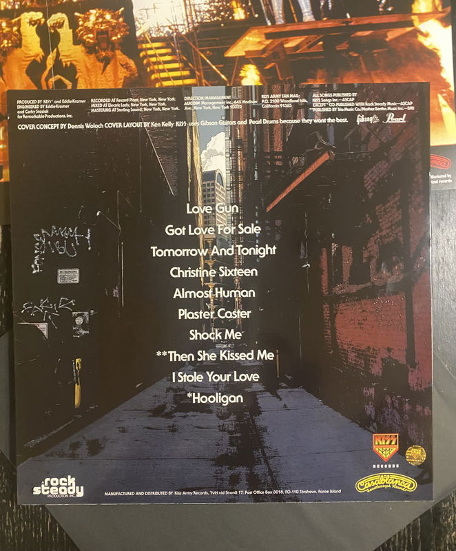 KISS LP Love Gun Svart vinyl Alternativomslag med pistol, poster och orderpapper