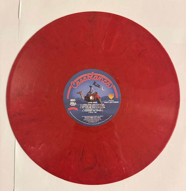 KISS LP Love Gun Röd vinyl Alternativomslag med pistol, poster och orderpapper