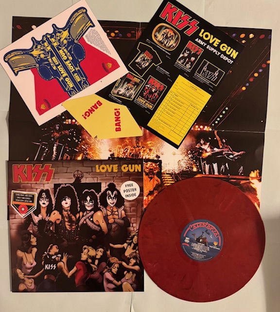 KISS LP Love Gun Röd vinyl Alternativomslag med pistol, poster och orderpapper