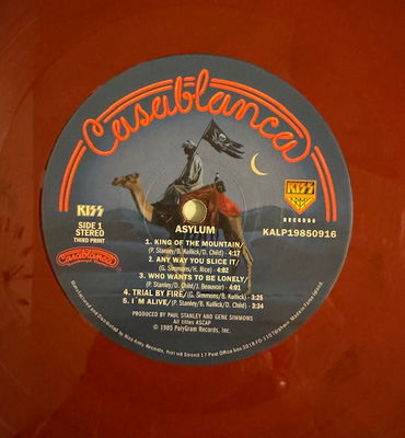 KISS LP Asylum Röd vinyl Alternativomslag med poster