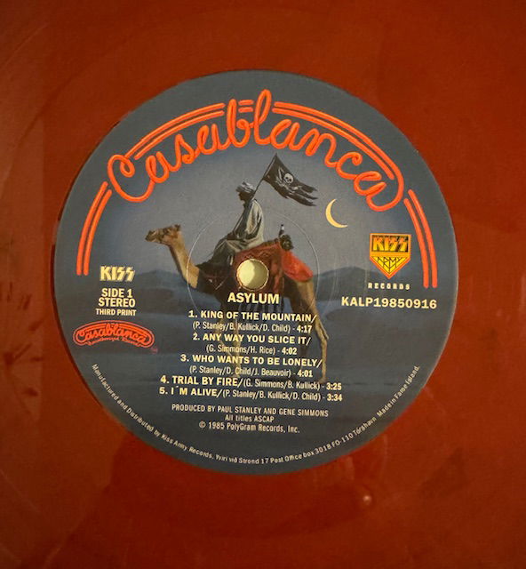 KISS LP Asylum Röd vinyl Alternativomslag med poster
