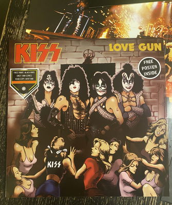 KISS LP Love Gun Svart vinyl Alternativomslag med pistol, poster och orderpapper