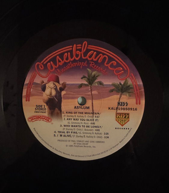 KISS LP Asylum Svart vinyl Alternativomslag med poster