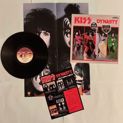 KISS LP DYNASTY Svart vinyl Alternativomslag med poster och orderpapper