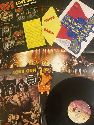 KISS LP Love Gun Svart vinyl Alternativomslag med pistol, poster och orderpapper