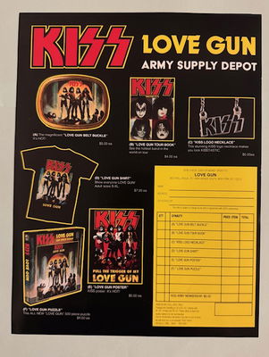 KISS LP Love Gun Röd vinyl Alternativomslag med pistol, poster och orderpapper