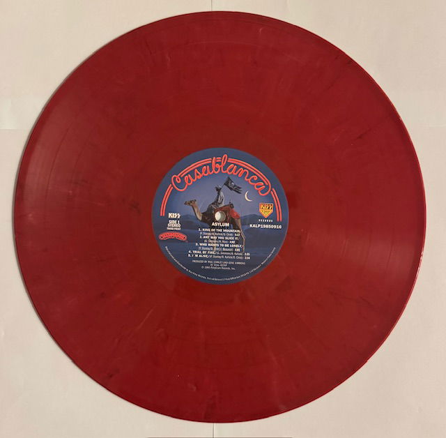 KISS LP Asylum Röd vinyl Alternativomslag med poster