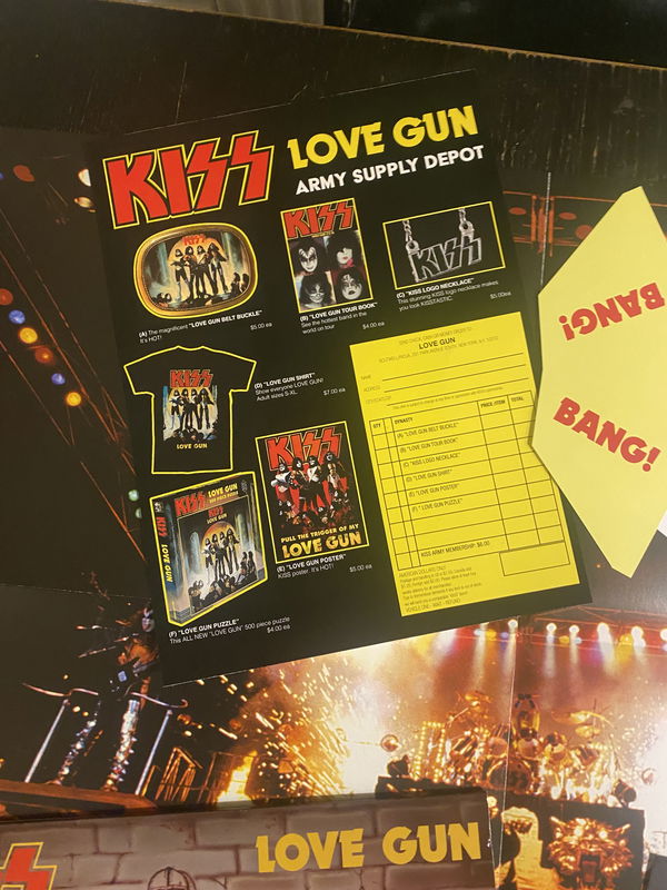 KISS LP Love Gun Svart vinyl Alternativomslag med pistol, poster och orderpapper