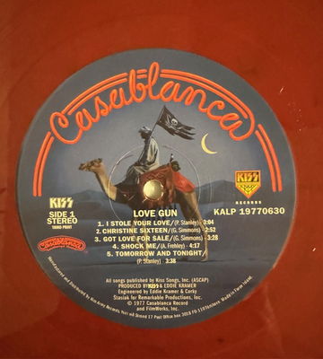 KISS LP Love Gun Röd vinyl Alternativomslag med pistol, poster och orderpapper