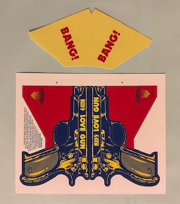 KISS LP Love Gun Röd vinyl Alternativomslag med pistol, poster och orderpapper