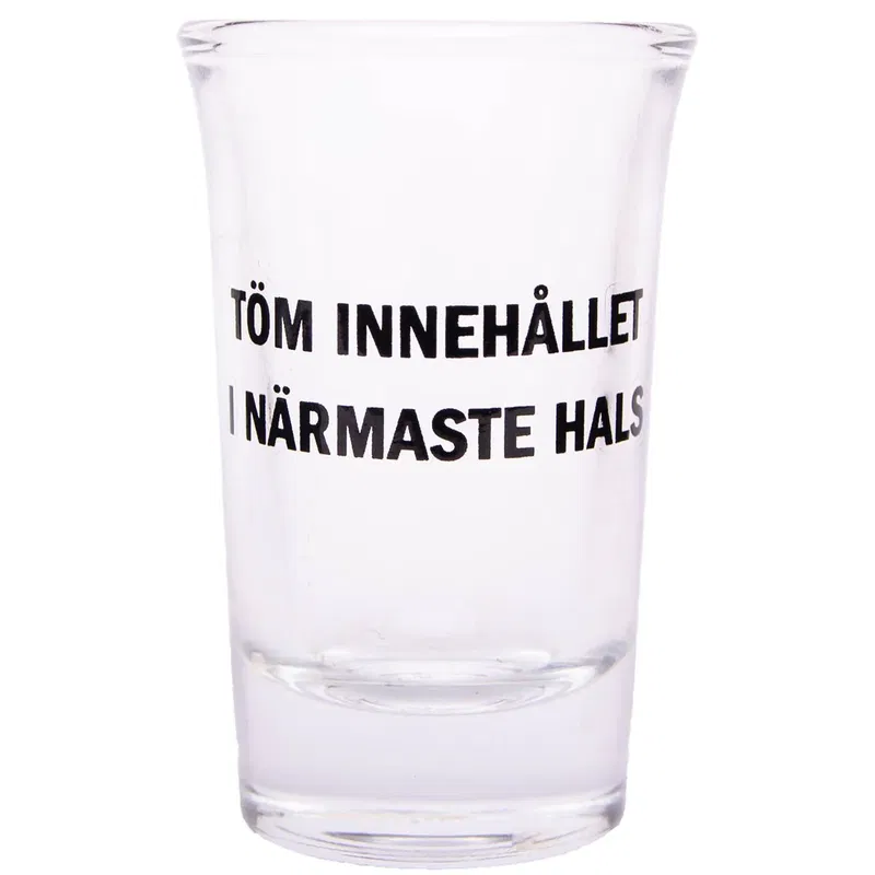 Snapsglas, töm innehållet i närmaste hals