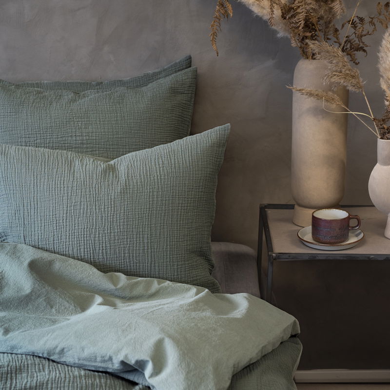 Bäddset med en krinklad framsida och slät baksida som ger en sval och skön känsla. Miljöbild