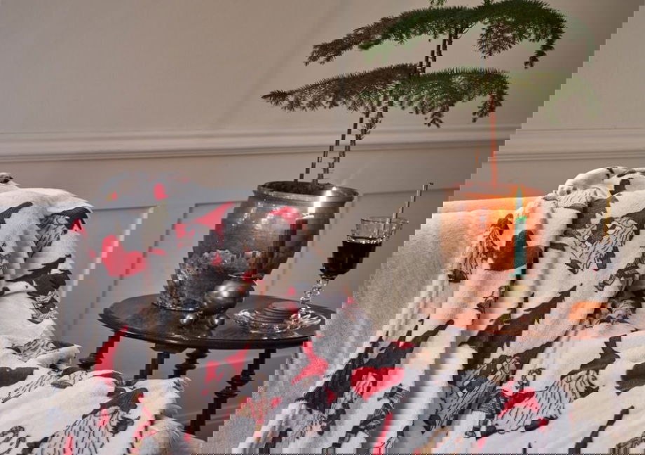 julig pläd i mysig vardagsrums miljö