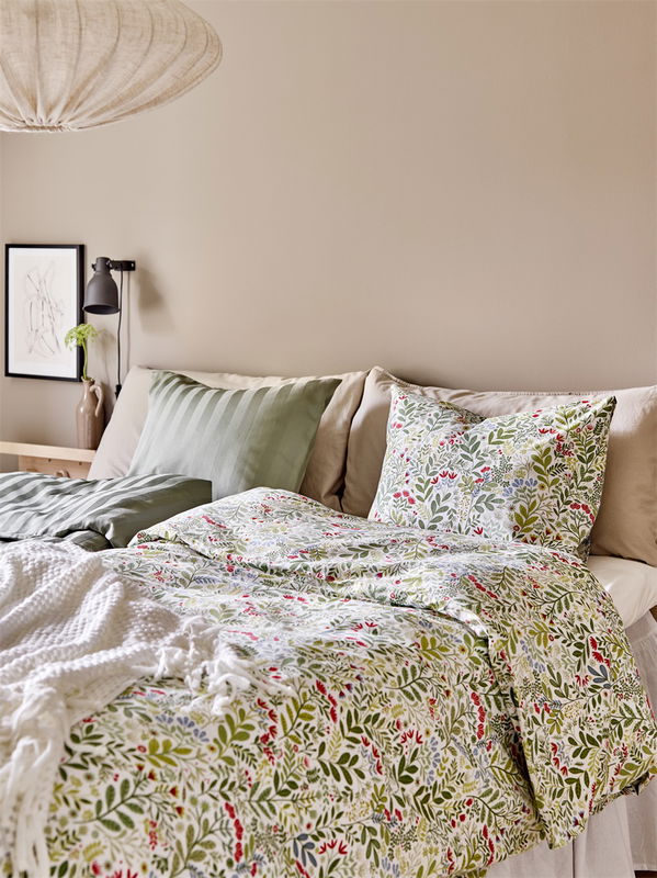 Mirage Grön Örngott 50x60 Sovrum med detta stilrena örngott i skön satinkvalité. OEKO-tex certifierat för att vara miljövänligt och fri från skadliga kemikalier, med en trådtäthet på 200. Ge dig själv en lyxig och avkopplande sömnupplevelse med Sovfabriken.