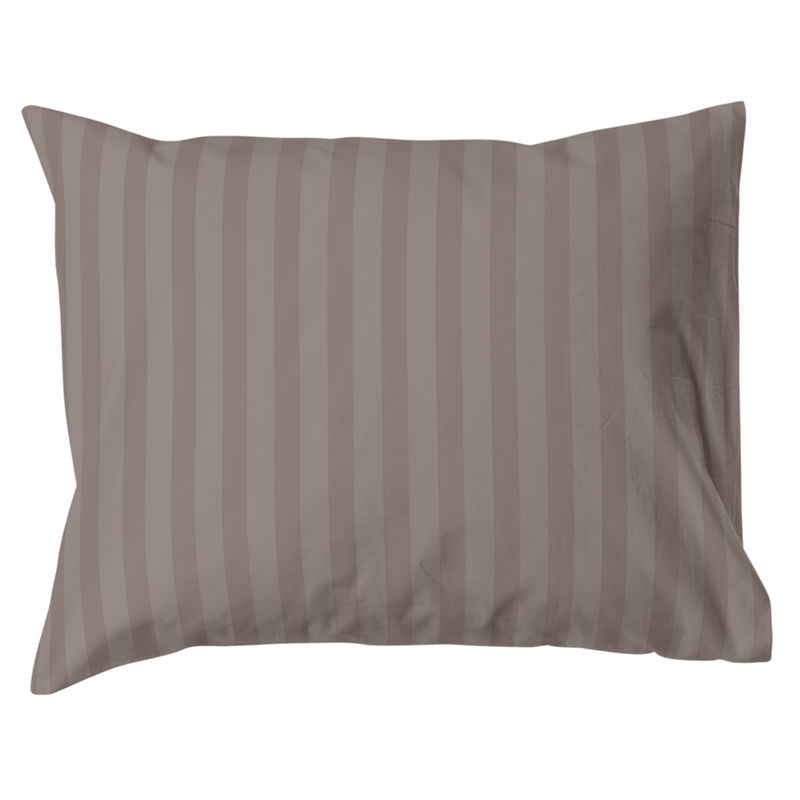 Mirage Satin Örngott mullvad 50x60 Randigt örngott i mjuk bomull satin i färgen mullvad. Med måtten 50X60cm.