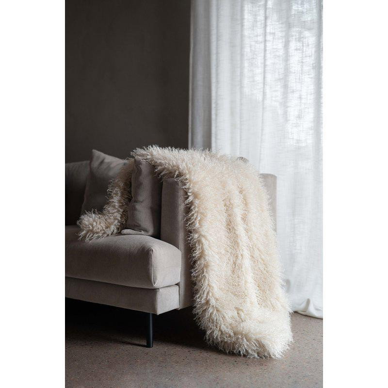 Pläd Curly i offwhite från Fondaco, 120x150 cm i miljö