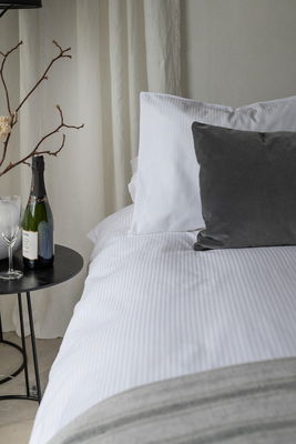 Satinrand Vit Påslakan Enkeltäcke 150x210 Borganäs of Sweden