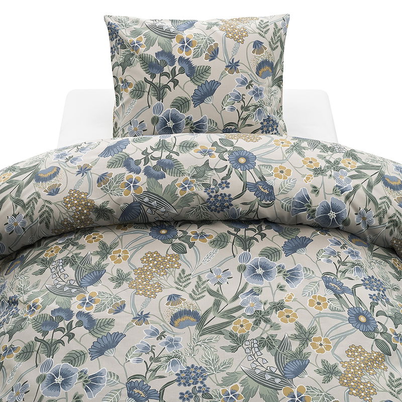 Blombacken Blå Påslakan Enkeltäcke 150x210 Bäddset i mjuk 100% bomull med vackert blomstermönster i blått, grönt och gult på en beige bottenfärg, påslakan 150X210cm, örngott 50X60cm