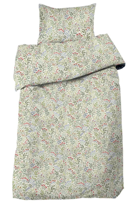 Hage Vit/Multi Blommigt Bäddset Enkeltäcke 150x210 Redlunds Bäddset med vackert småmönstrat blommotiv av 100% bomull, OEKO-tex-certifierat. Mönstret är skapat av en svensk designer