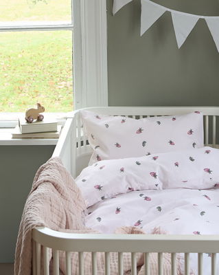 Jordgubbsdröm Rosa Bäddset Spjälsäng 100x130 Borganäs of Sweden