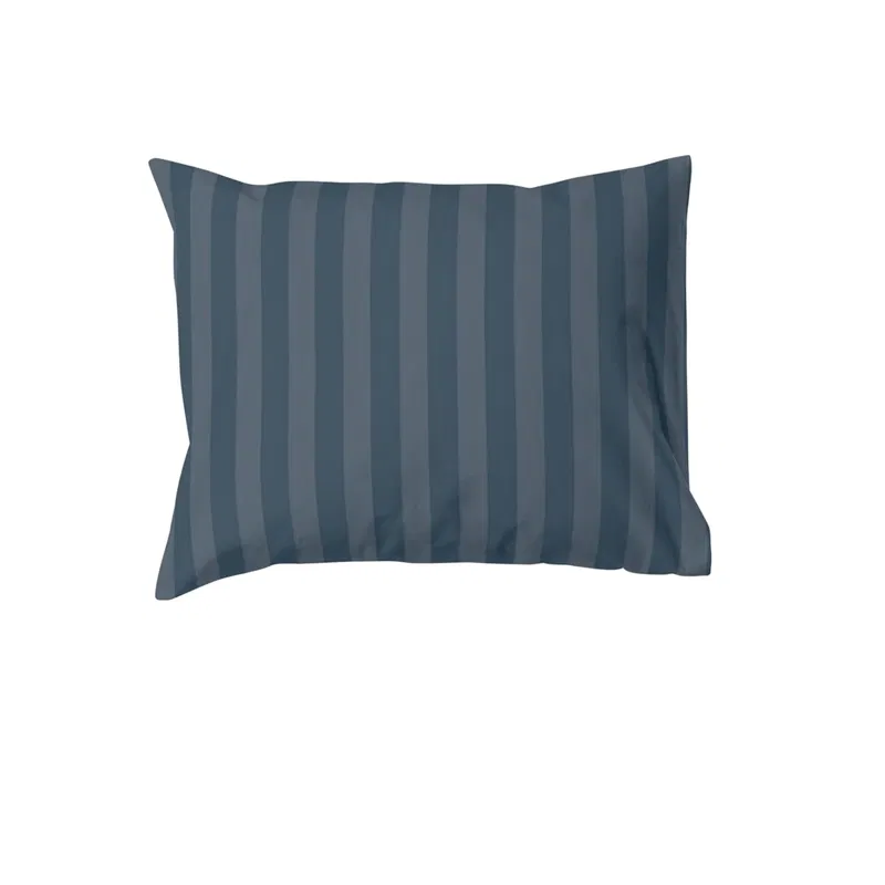 Hotell Örngott Mirage Satin Marin 50x60 Redlunds Örngott, tillverkat av skön satinkvalité. OEKO-tex certifierat för att vara miljövänligt och fritt från skadliga kemikalier. Örngottet har en trådtäthet på 200 och ger en bekväm känsla mot huden för en god natts sömn.