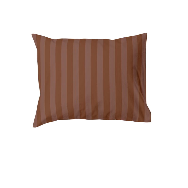 Hotell Örngott Mirage Satin Cognac 50x60 Redlunds Örngott i färgen cognac, tillverkat av högkvalitativ satinkvalité med en trådtäthet på 200. OEKO-tex certifierat för att vara miljövänligt och fritt från skadliga kemikalier. Örngottet ger en mjuk och bekväm känsla mot huden för en god natts sömn.
