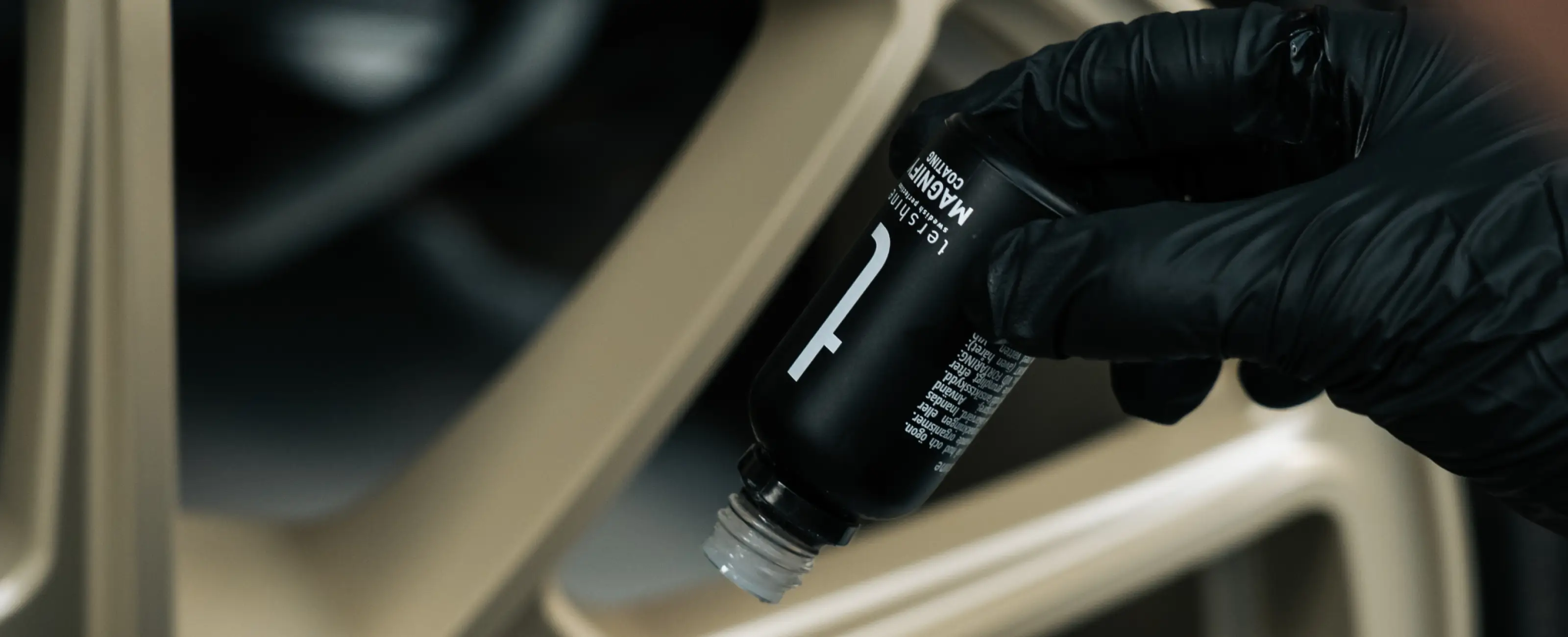 Keramiskt lackskydd och vax som skyddar lack och fälgar mot repor och slitage – kan användas med Refract, Amplify eller Apex+ för maximal glans