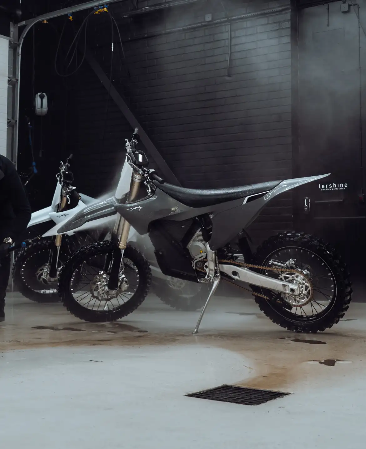 Tvättprodukter för Motocross – alkalisk avfettning, schampo och tillbehör för glans och enkel tvätt.