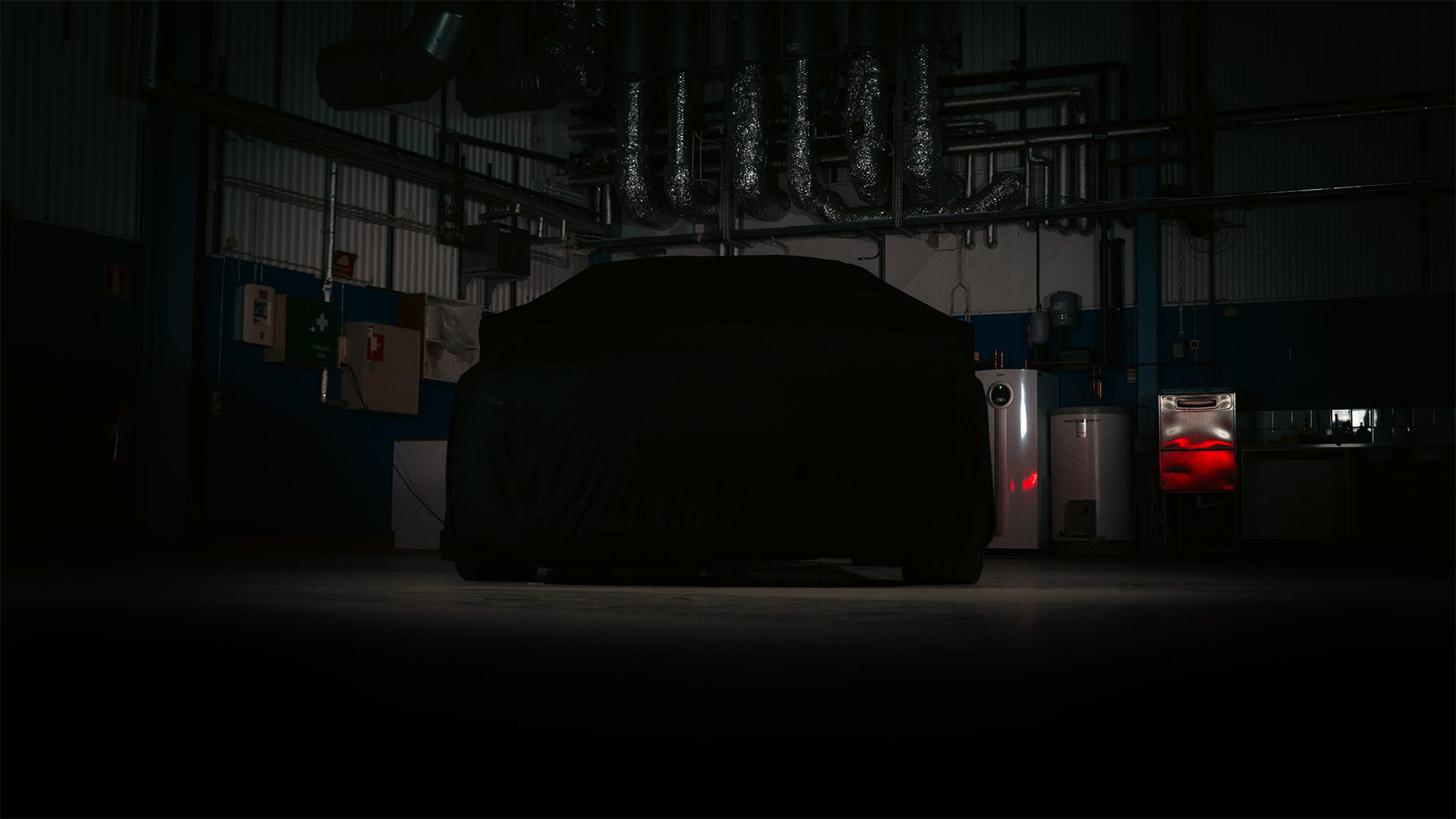 BMW M5 SOM MAN KAN VINNA UNDER BLACK WEEK STÅR OCH VILAR UNDER SITT TÄCKE