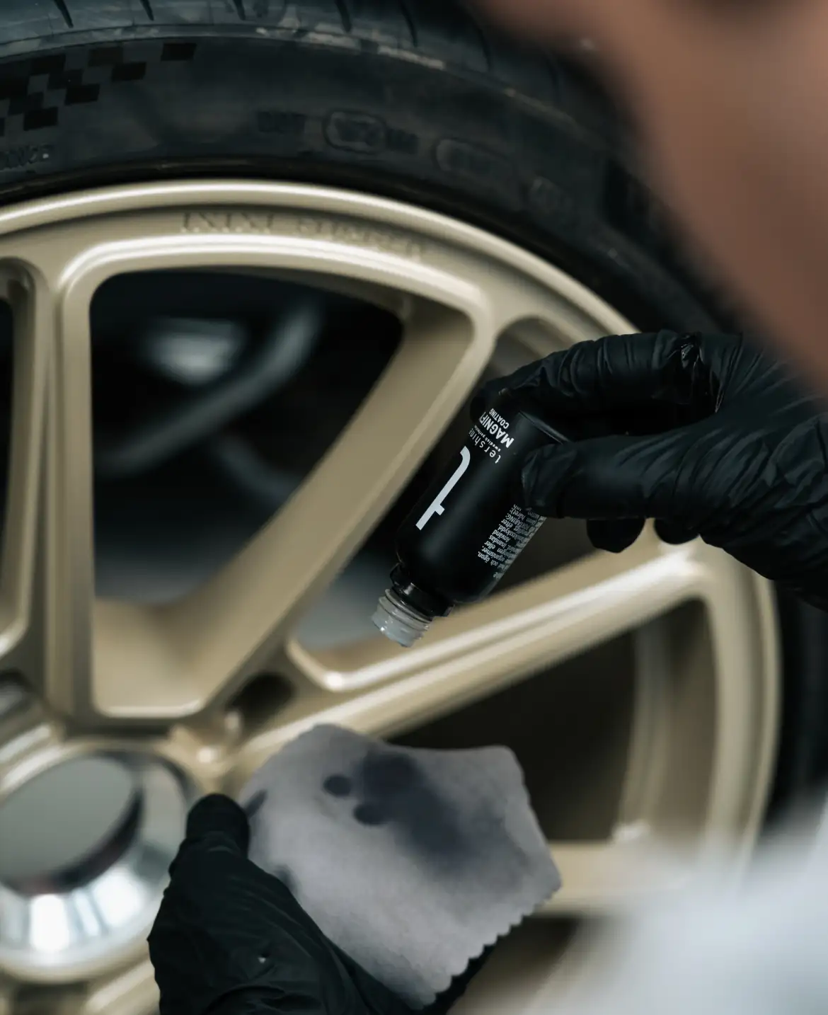 Keramiskt lackskydd och vax som skyddar lack och fälgar mot repor och slitage – kan användas med Refract, Amplify eller Apex+ för maximal glans