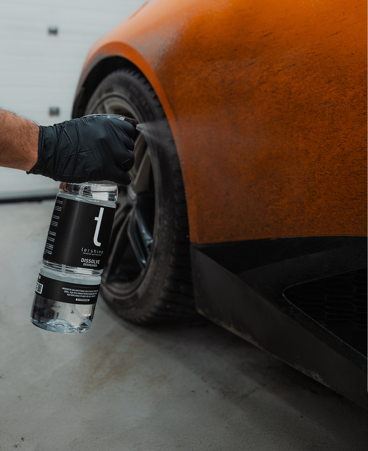 Kallavfettning som tar bort asfalt, fett, tjära och vägsalt – skonsam mot plast och känsliga detaljer