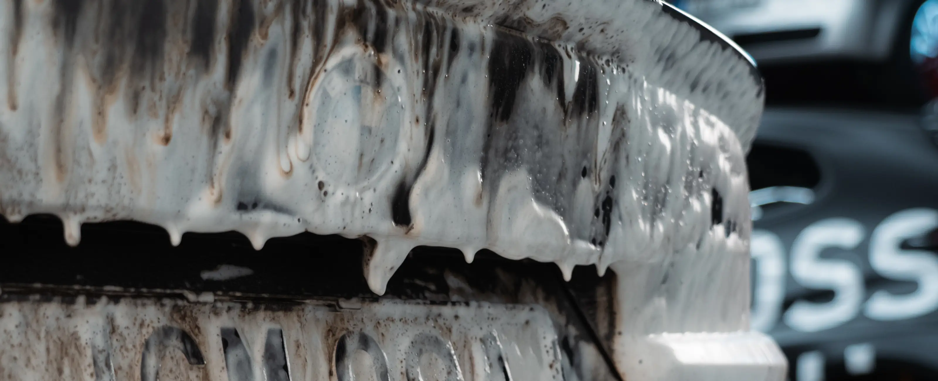 Superkoncentrerad alkalisk avfettning – tar effektivt bort insekter, trafikfilm och smuts, biologiskt nedbrytbar och fri från PFAS och ftalater