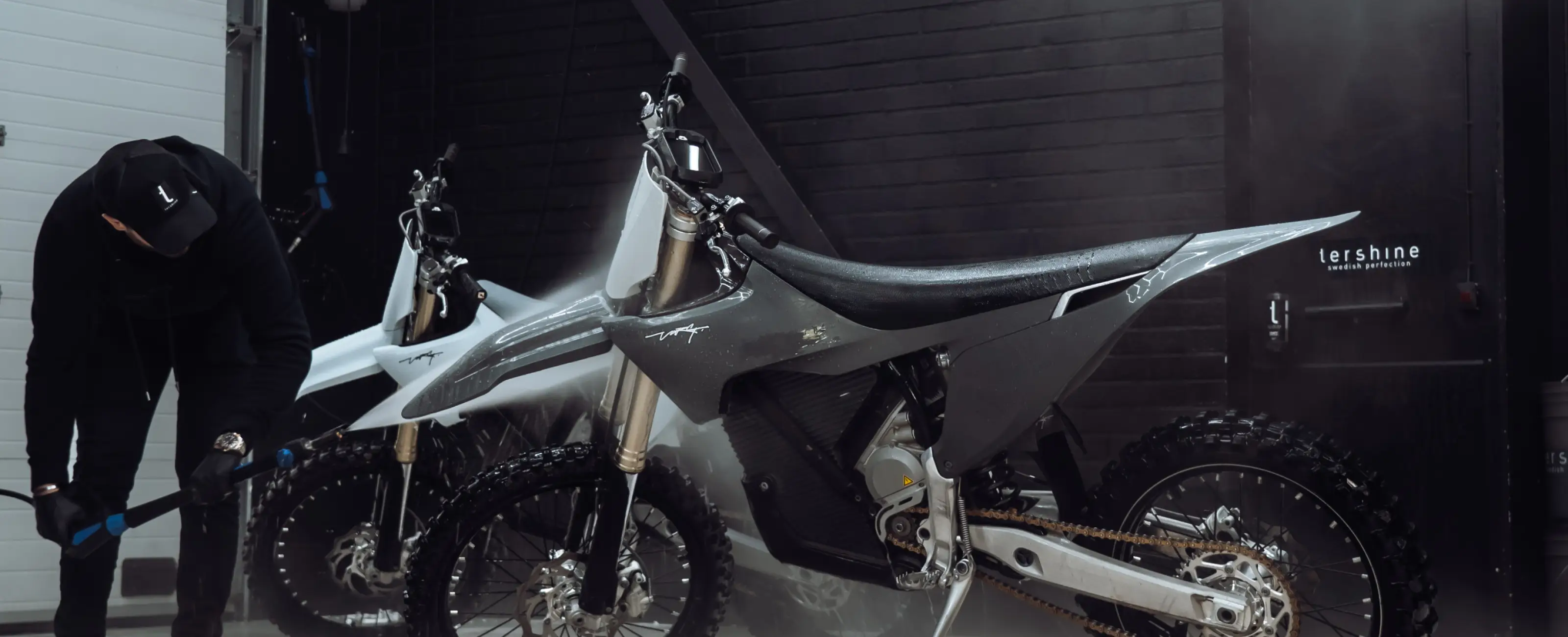 Tvättprodukter för Motocross – alkalisk avfettning, schampo och tillbehör för glans och enkel tvätt.