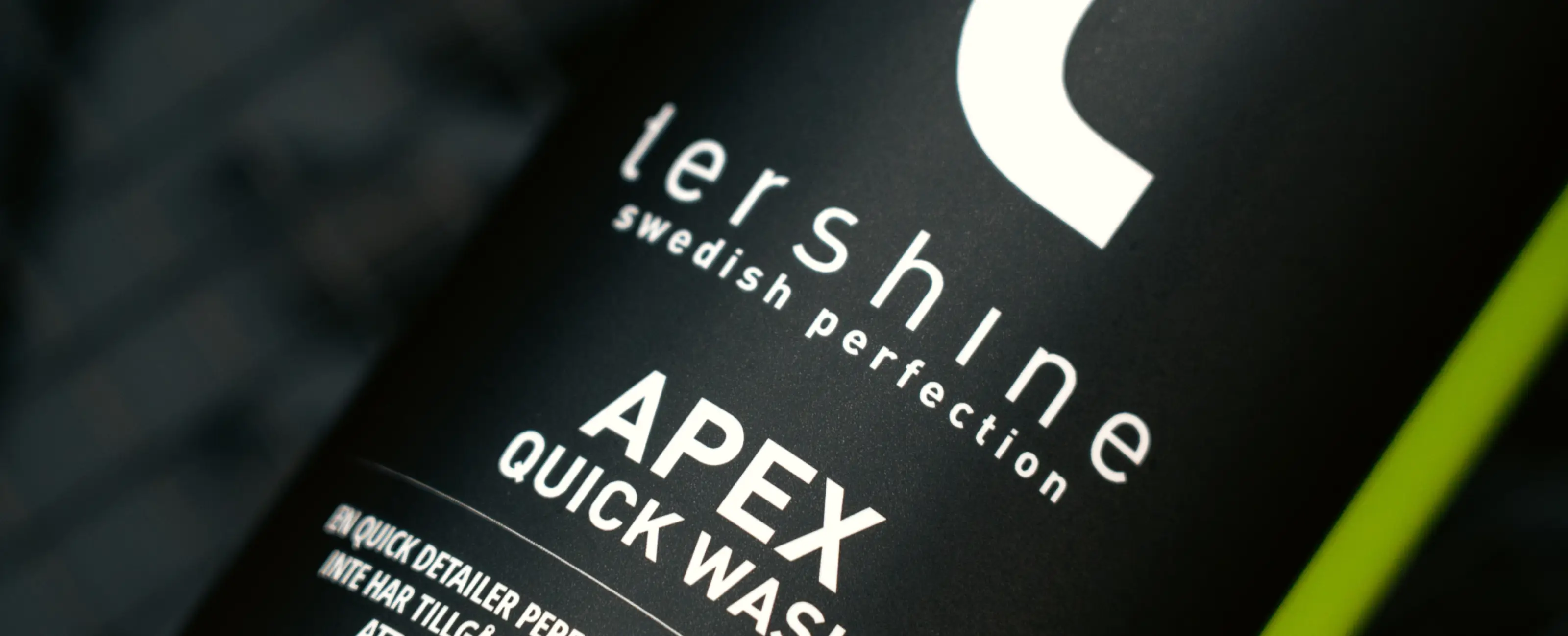 Tershine Quick Detailer som används för att snabbt rengöra och ge glans åt en bil.