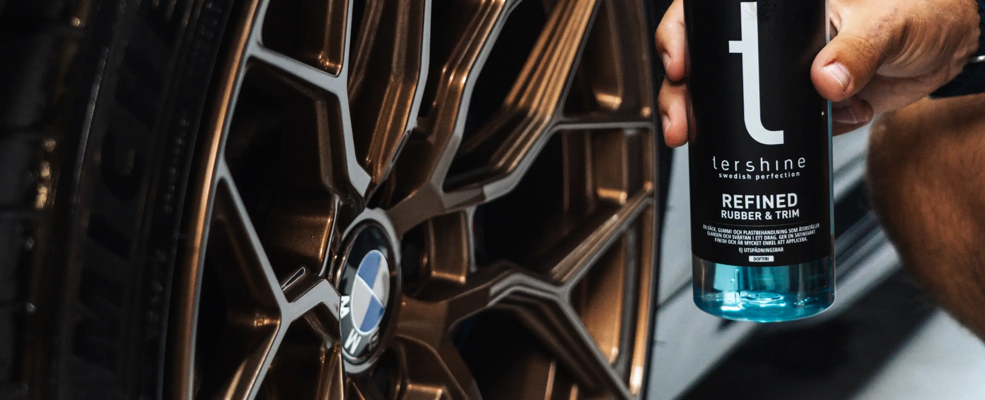Ingen biltvätt är komplett utan en ordentlig fälgrengöring - och såklart med däckglans som sista touch!