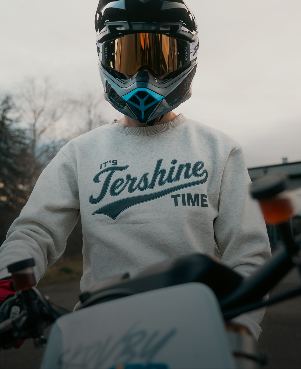 Kläder av mycket hög kvalitet. Snygga hoodies, t-shirts, kepsar med mera.