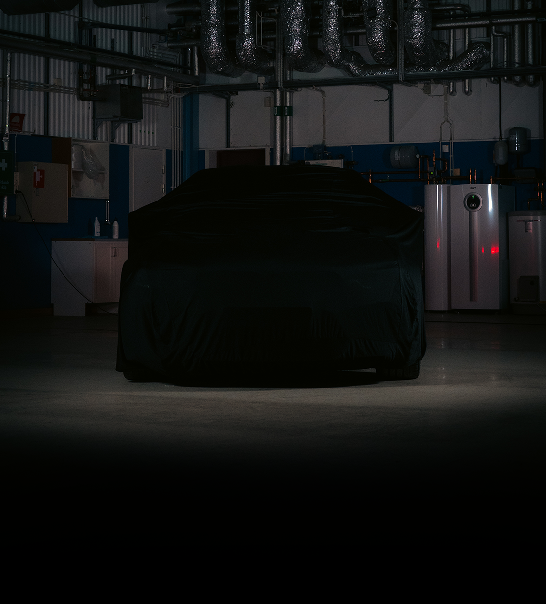 BMW M5 SOM MAN KAN VINNA UNDER BLACK WEEK STÅR OCH VILAR UNDER SITT TÄCKE