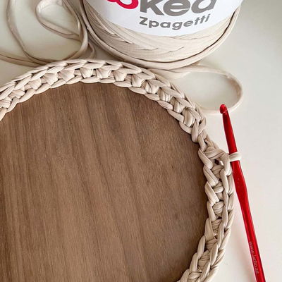 Korgbotten i valnötsfanér påbörjad virkning med Hooked Zpagetti-garn och virknål från Järbo