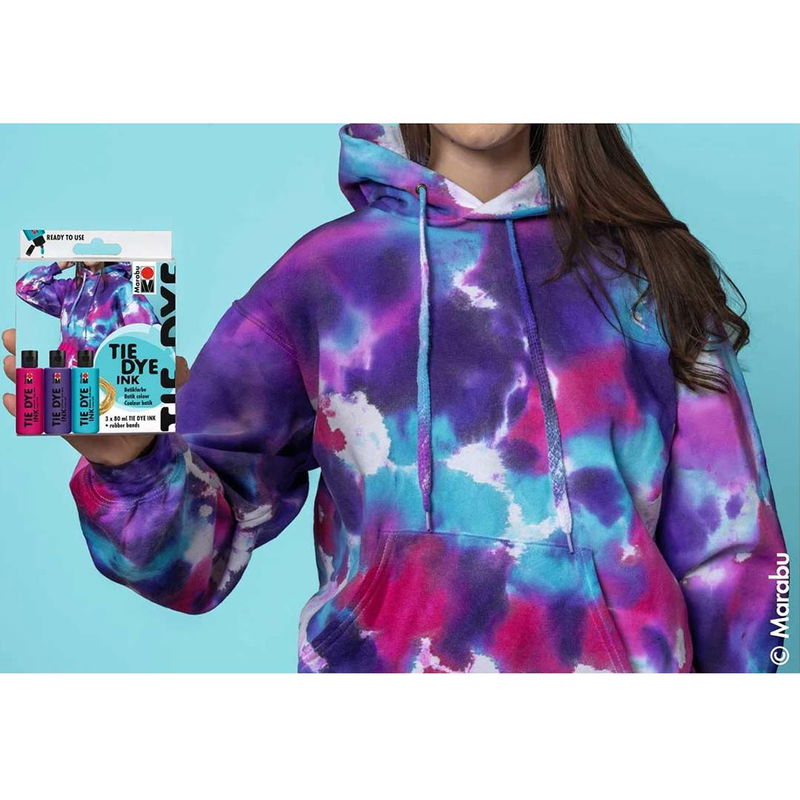 Person i färgglad batik-hoodie håller i Marabu Tie Dye Ink Trend set med tre färgflaskor.