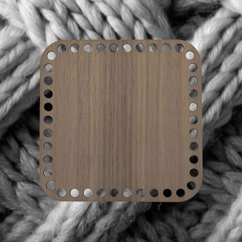 Fyrkantig korgbotten till virkning, 15x15 cm. Botten är tillverkad av valnötsfanér på träfiberskiva. Bakgrundsbilden är virkat garn